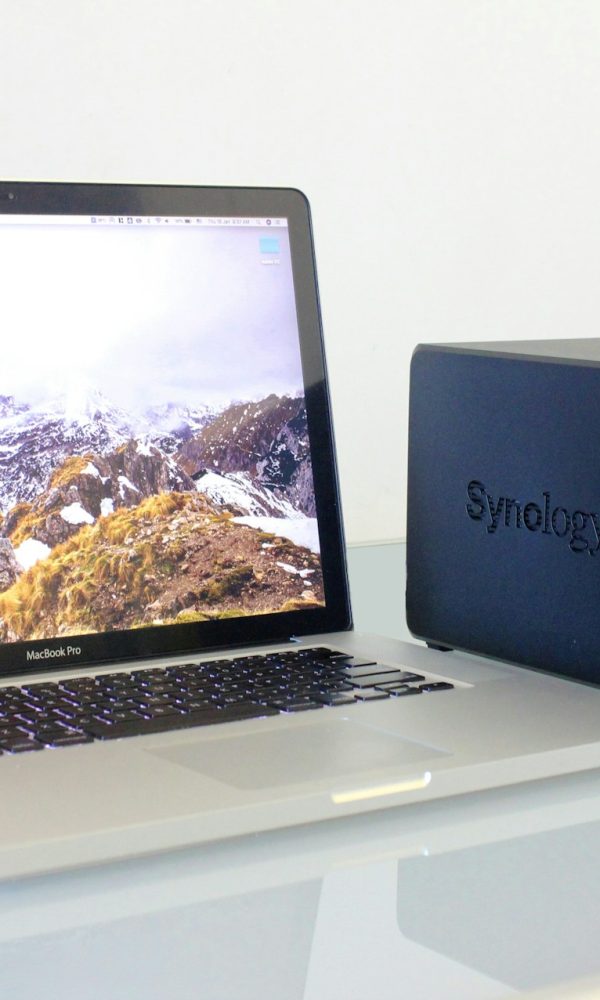 Network Attached Storage (NAS) adalah perangkat penyimpanan yang dihubungkan ke jaringan dan menyediakan akses data berbasis file ke beberapa pengguna dan perangkat.