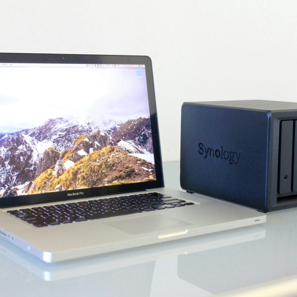 Network Attached Storage (NAS) adalah perangkat penyimpanan yang dihubungkan ke jaringan dan menyediakan akses data berbasis file ke beberapa pengguna dan perangkat.