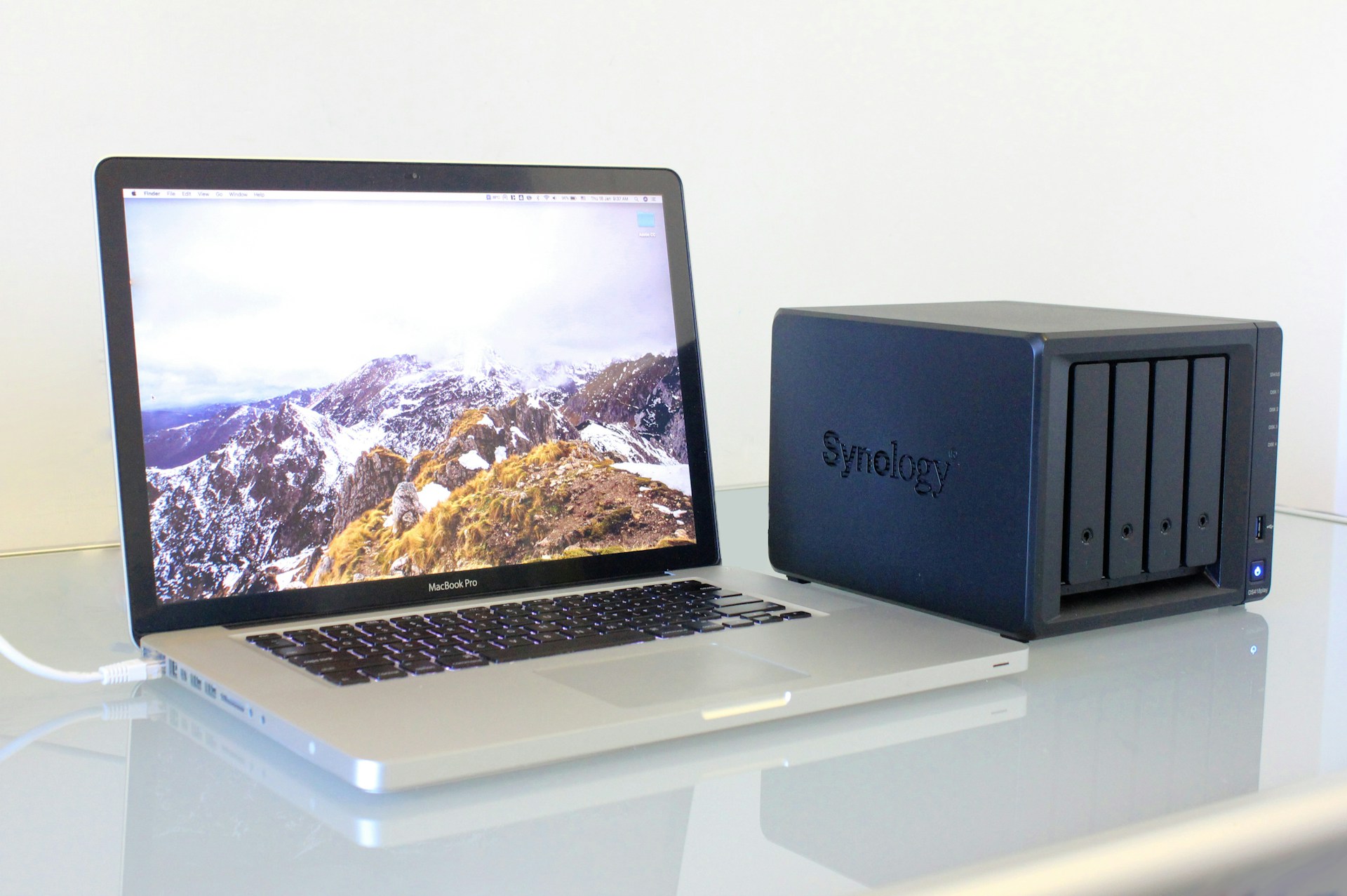 Network Attached Storage (NAS) adalah perangkat penyimpanan yang dihubungkan ke jaringan dan menyediakan akses data berbasis file ke beberapa pengguna dan perangkat.
